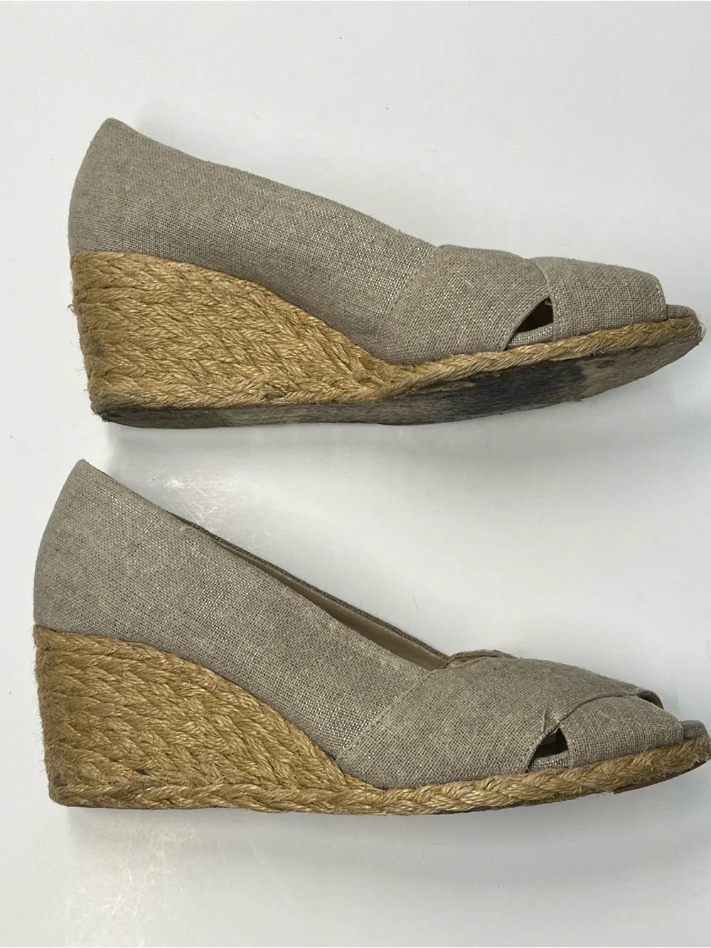 Adrienne Vittadini Women’s Size 8.5 Beige Gold Slip On 3” Wedge